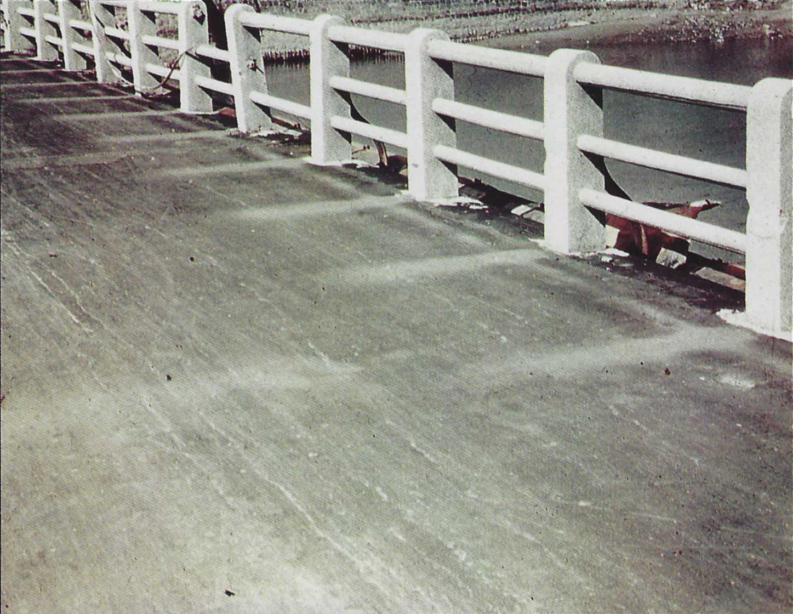 Umbra parapetului este imprimata pe suprafata podului, la 880 de metri sud-sud-vest de hipocentru.