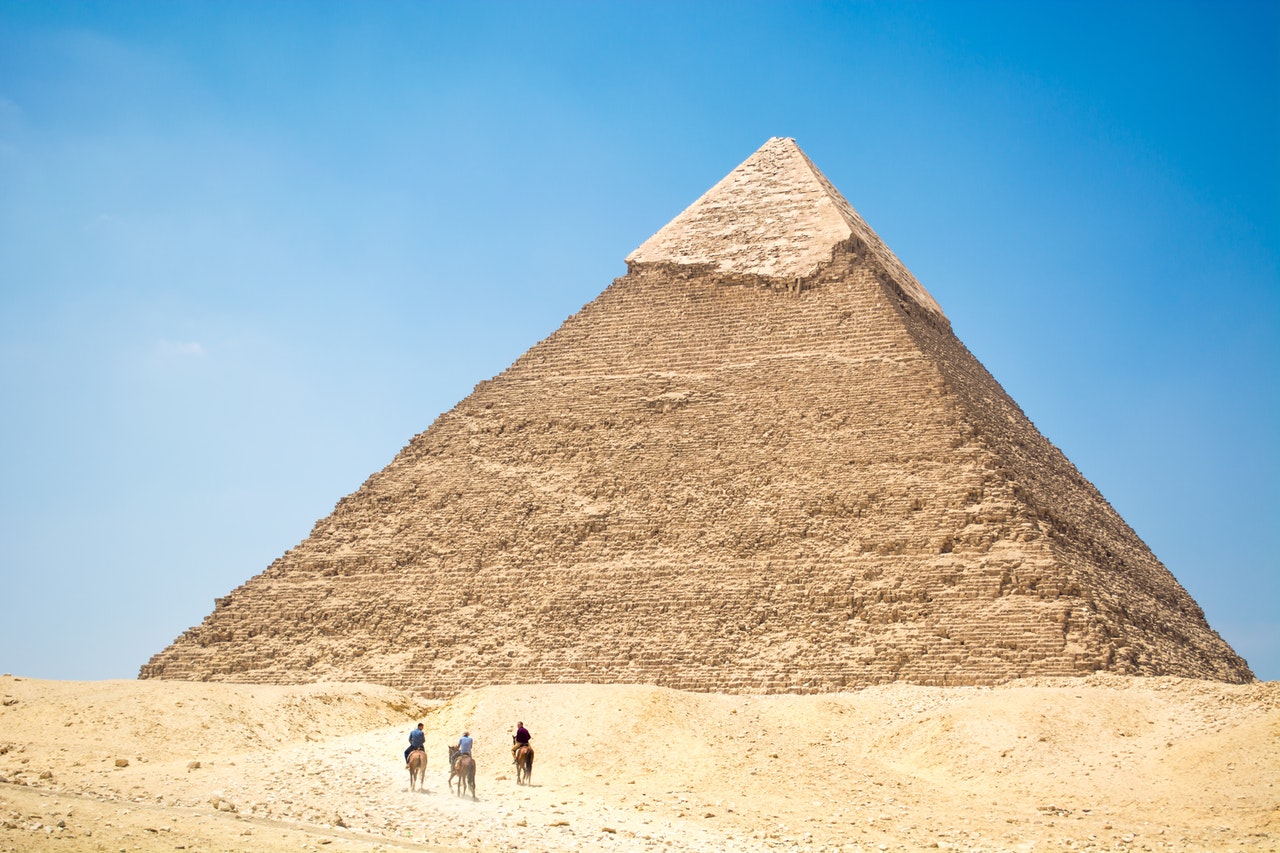 Walking_towards_Egyptian_pyramids_Arabic_language.jpg