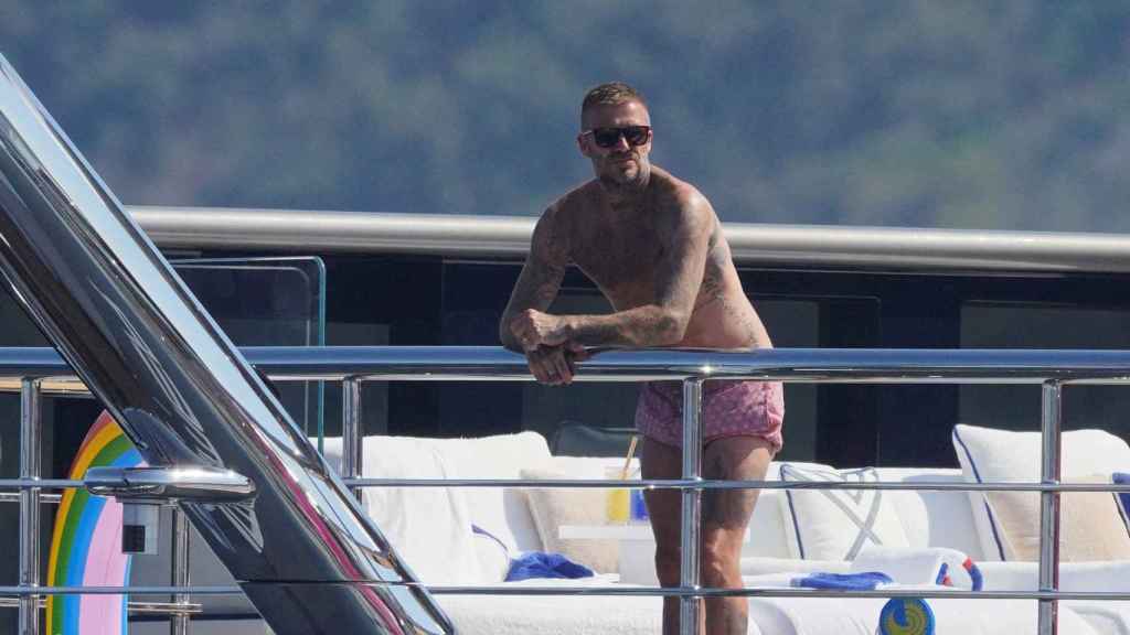 David Beckham surprins de fotografi in timp ce se bucura de Saint Tropez.