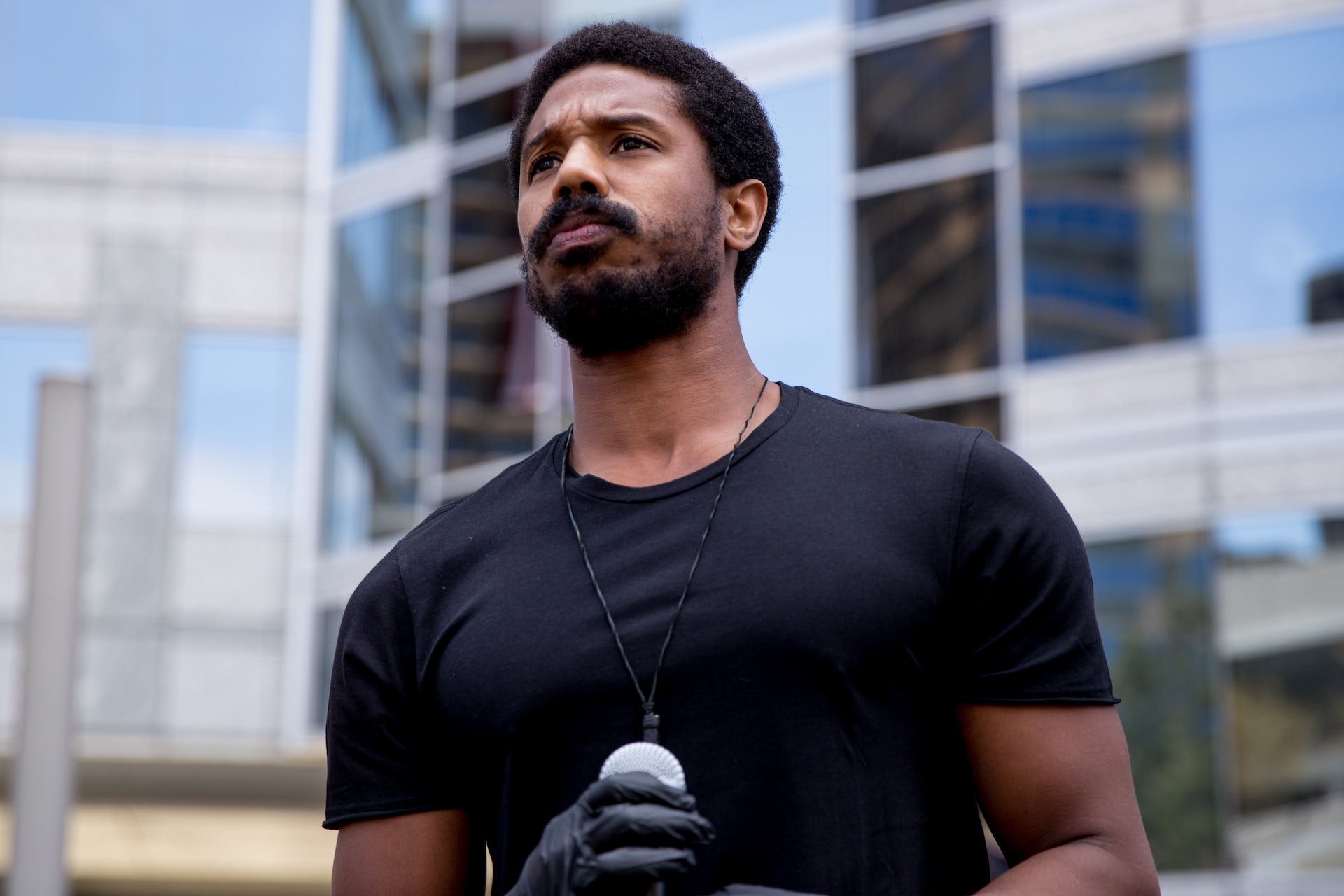 Michael B. Jordan participa la marsul agentiilor de talente de la Hollywood pentru a sustine protestele Black Lives Matter din 6 iunie 2020, la Beverly Hills, California.