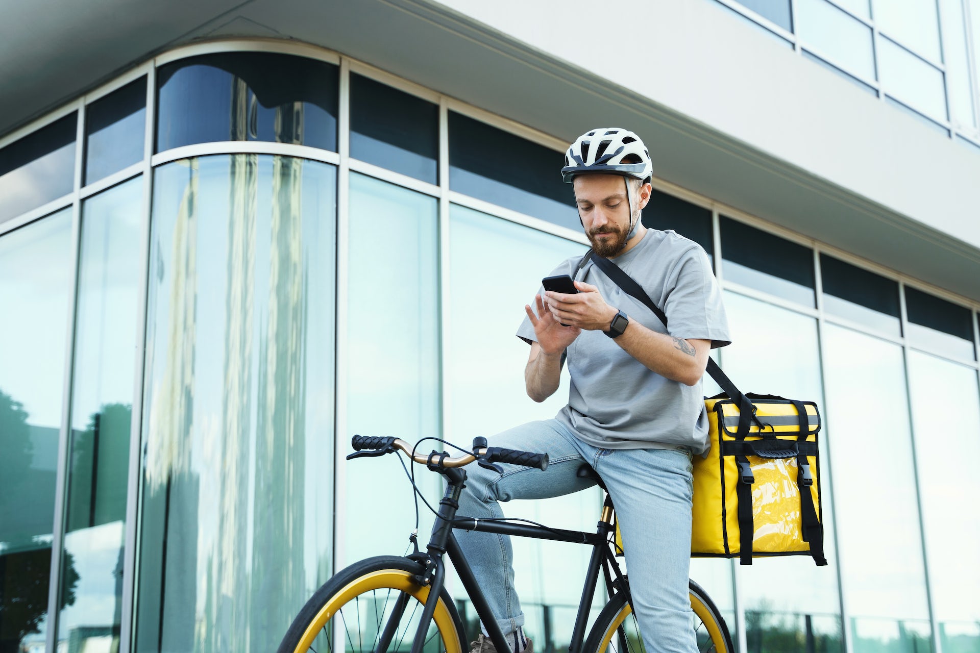 Curier cu livrare rapida de mancare pe bicicleta cu geanta izolata la spate