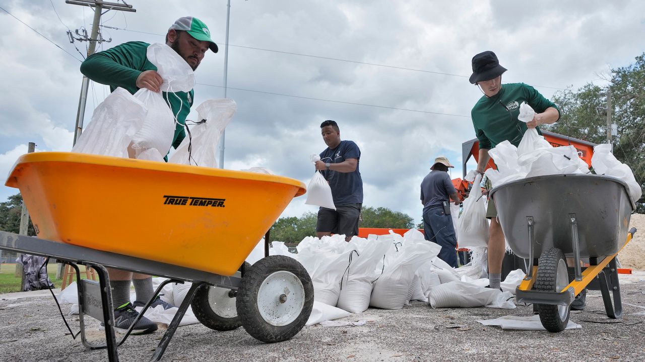 Un echipaj ii ajuta pe rezidenti cu saci de nisip luni in Tampa, Florida.