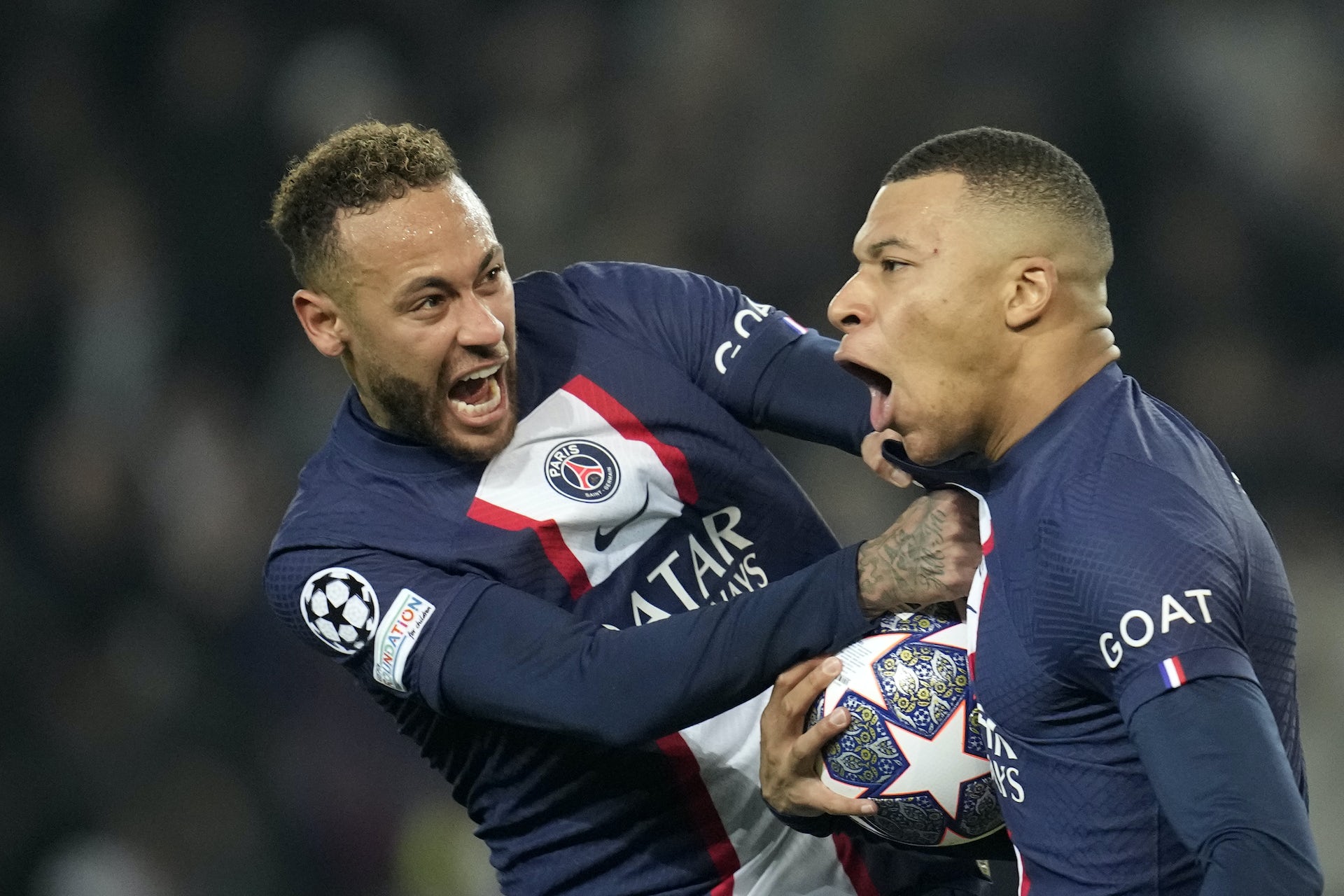 Neymar si Mbappe sarbatoresc impreuna pe un teren de fotbal.
